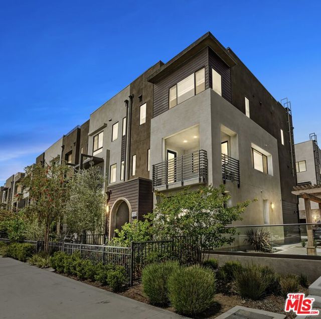 13133 VICTORY Boulevard photo 1