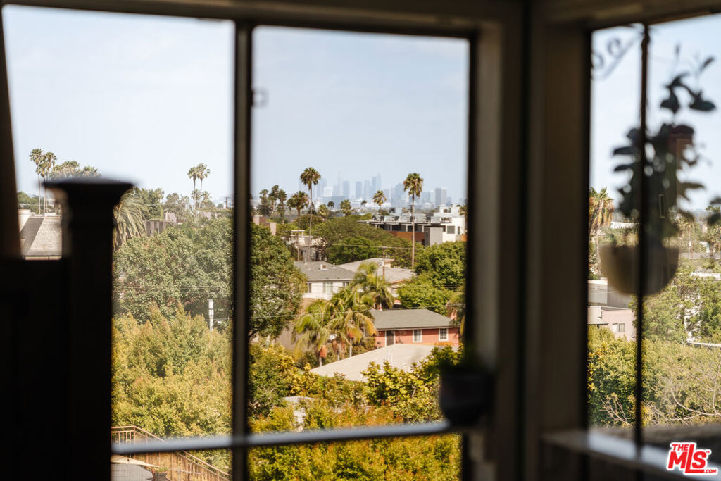 https://media.crmls.org/mediaz/8d93e781-305b-4337-85fa-12c70411b64c.jpg?preset=X-Large