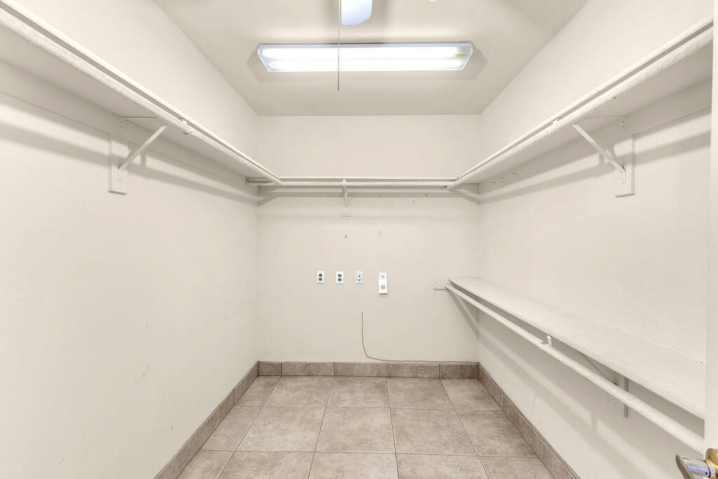 https://media.crmls.org/mediaz/8d940d5e-bc9c-47d1-a16b-2c41d66c1d2d.jpg?preset=X-Large