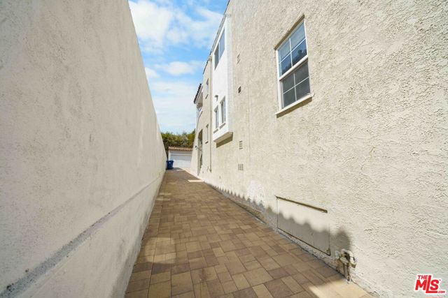 865 S Lucerne Boulevard, Los Angeles CA: https://media.crmls.org/mediaz/8d964b10-06c6-4ba2-a4a4-ed0989e50cfd.jpg