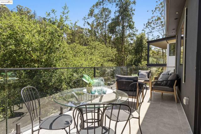 7270 Woodrow Dr, Oakland CA: https://media.crmls.org/mediaz/8d979498-c4c9-45d9-be9e-f48d10ae8c99.jpg