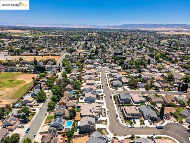 4670 Fuschia Way, Oakley CA: https://media.crmls.org/mediaz/8d99302c-9cae-4733-8466-082d2157cc62.jpg