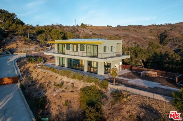 27349 Old Chimney Road, Malibu CA: https://media.crmls.org/mediaz/8d99456e-a3a0-4241-a31e-ea99ef91fcad.jpg