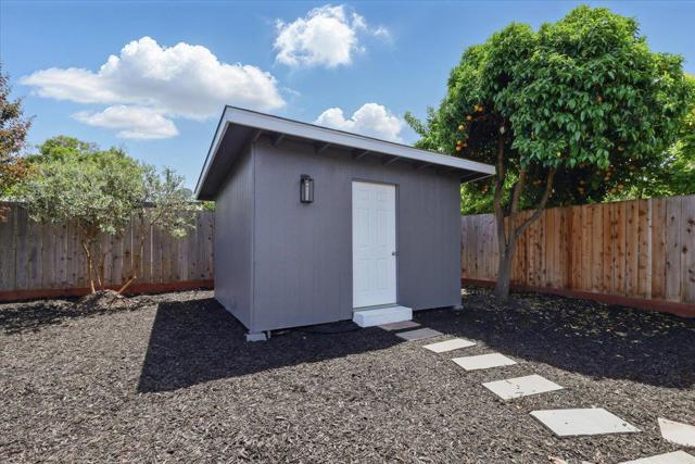 571 Hamilton Avenue, Menlo Park CA: https://media.crmls.org/mediaz/8d998124-35ba-4e7b-9854-b10d0d97a4cd.jpg