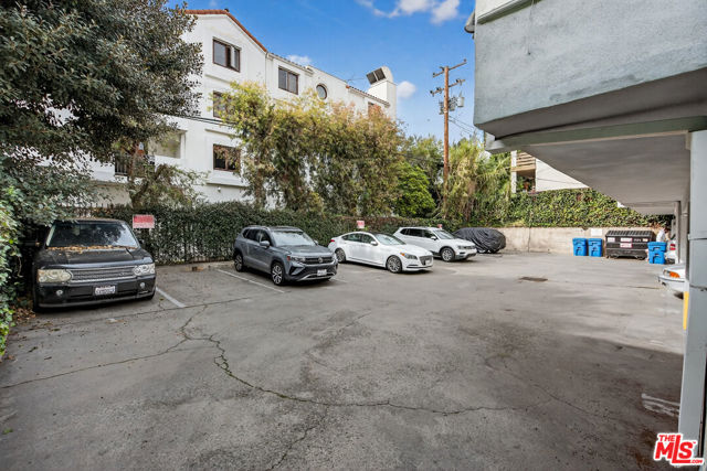 1429 Havenhurst Drive, West Hollywood CA: https://media.crmls.org/mediaz/8d9a8176-434c-4c59-a97e-1cd33ee4ba60.jpg