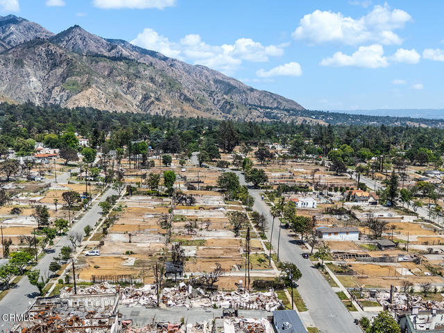 925 Beverly Way, Altadena CA: https://media.crmls.org/mediaz/8d9b6894-d85e-4233-b766-b1d764d24b1b.jpg