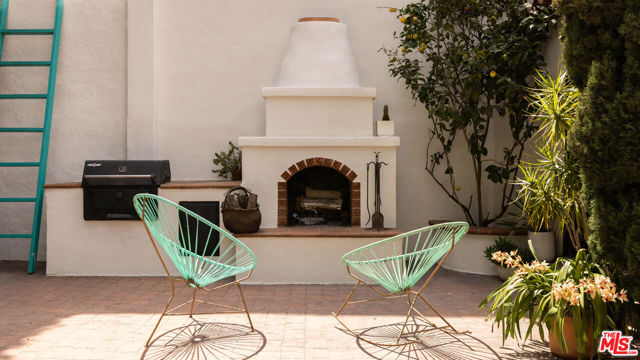 1012 Superba Avenue, Venice CA: https://media.crmls.org/mediaz/8d9b8f5c-1a9b-4d86-b47b-b116e646070a.jpg