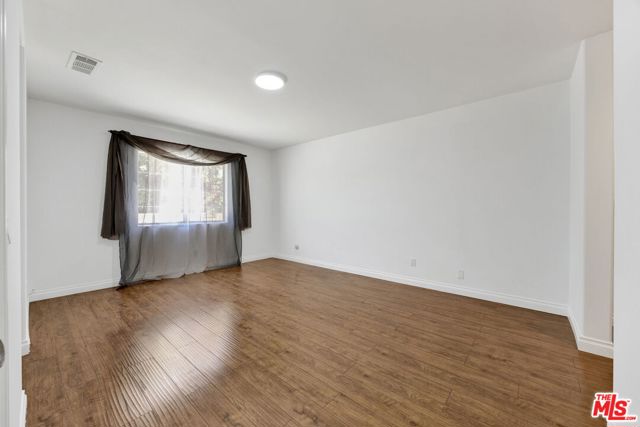 10109 Gloria Avenue, North Hills CA: https://media.crmls.org/mediaz/8d9bcfc7-f682-452d-ae9e-4c8961ec8351.jpg