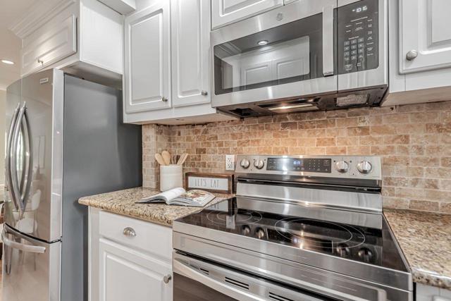 4016 Farm Hill Boulevard, Redwood City CA: https://media.crmls.org/mediaz/8d9bedea-c647-4f12-b4cc-4e32bc851c04.jpg