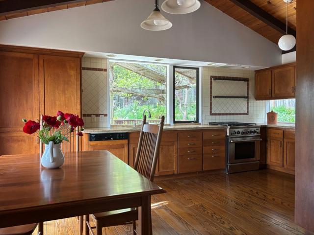 108 Santa Maria Avenue, Portola Valley CA: https://media.crmls.org/mediaz/8d9bf00f-6a61-4535-9d06-ba199e340516.jpg