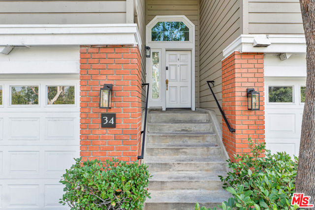20950 Oxnard Street, Woodland Hills CA: https://media.crmls.org/mediaz/8d9cac6c-ce43-48fb-8770-62548df4f192.jpg