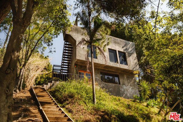 7017 Senalda Road, Los Angeles CA: https://media.crmls.org/mediaz/8d9cbba3-cfbc-47e1-88f3-97f293a8718d.jpg