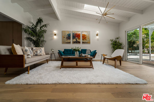 23020 Lita Place, Woodland Hills CA: https://media.crmls.org/mediaz/8d9d21e7-4a26-42ce-9609-07c4e16e3734.jpg