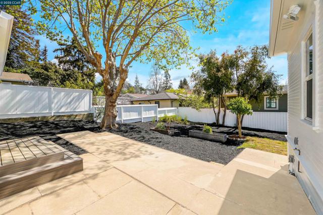 2718 Carmel St, Oakland CA: https://media.crmls.org/mediaz/8d9e2e24-1272-48af-9abd-3a157555d509.jpg