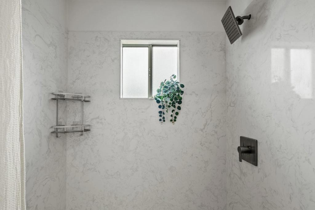 https://media.crmls.org/mediaz/8d9e356e-1ddf-4479-9237-08a4b4be66a7.jpg?preset=X-Large