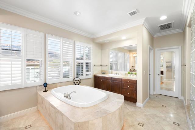 Detail Gallery Image 27 of 52 For 5273 Greenwillow Ln, San Diego,  CA 92130 - 5 Beds | 5/1 Baths