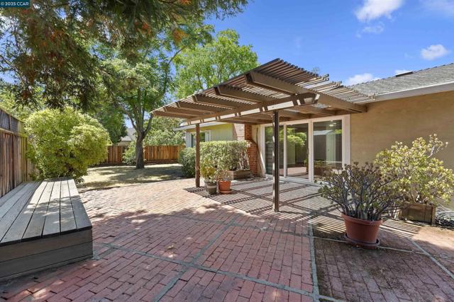 10 Maureen Ct, Pleasant Hill CA: https://media.crmls.org/mediaz/8da0c6e4-2e47-42c2-b644-c356868054a5.jpg