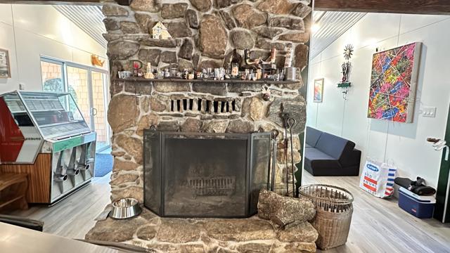 52143 Acorn Lane, Idyllwild CA: https://media.crmls.org/mediaz/8da13565-6477-4c48-93f2-953bc6ad3632.jpg