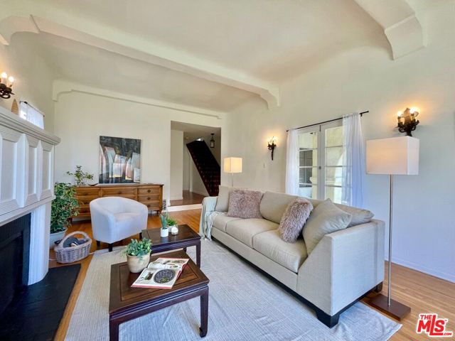 160 S Poinsettia Place, Los Angeles CA: https://media.crmls.org/mediaz/8da13c37-1fb6-4487-b3e0-c46c0a607ac8.jpg