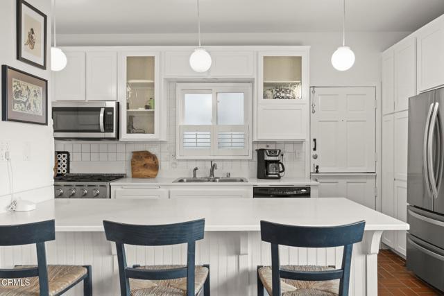 3541 Ocean Drive, Oxnard CA: https://media.crmls.org/mediaz/8da169fa-b8e3-4050-a0b7-c2c381d9133d.jpg