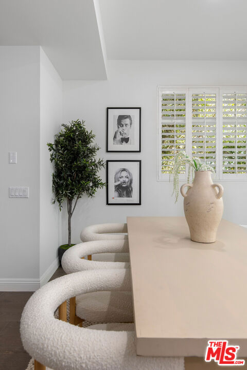 10523 Selkirk Lane, Los Angeles CA: https://media.crmls.org/mediaz/8da1be6a-d0f4-48f6-bd5f-18d85bf29e8c.jpg