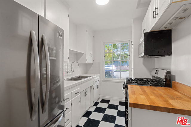 148 S Mccarty Drive, Beverly Hills CA: https://media.crmls.org/mediaz/8da203b6-6973-4471-a6e5-bebc52c6ffc2.jpg