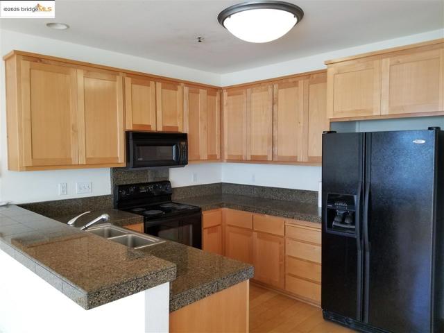 655 12Th St, Oakland CA: https://media.crmls.org/mediaz/8da208a7-94d6-474f-b876-8e03086cc744.jpg