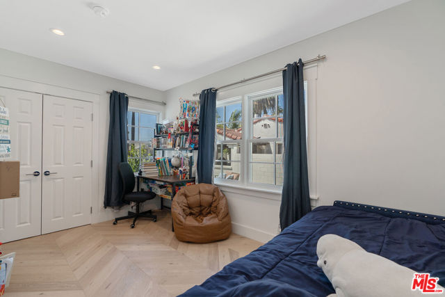 1152 S Windsor Boulevard, Los Angeles CA: https://media.crmls.org/mediaz/8da2623a-af67-4328-8d1c-db3eae316352.jpg