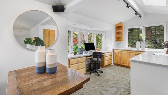 161 E Floresta Way, Portola Valley CA: https://media.crmls.org/mediaz/8da3155c-68b3-464a-8db0-a673a34dda1a.jpg