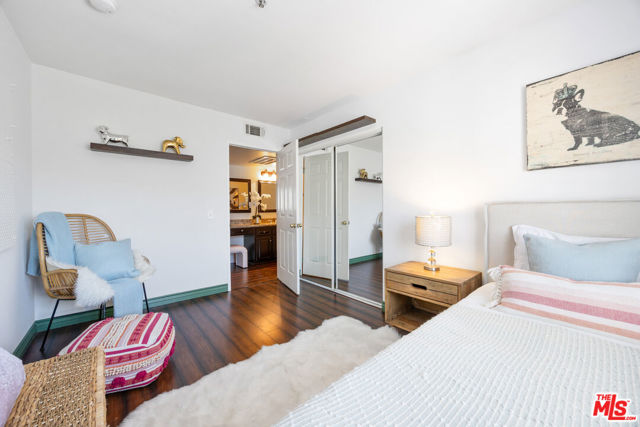 14365 Foothill Boulevard, Sylmar CA: https://media.crmls.org/mediaz/8da31567-3097-4c98-b6f7-b4015e76e0ce.jpg