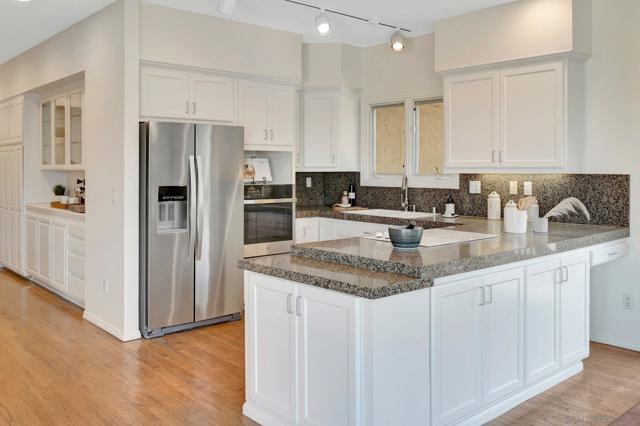 1211 W Muirlands Dr, La Jolla CA: https://media.crmls.org/mediaz/8da323cd-fba5-4fec-a625-ae3da62740fe.jpg