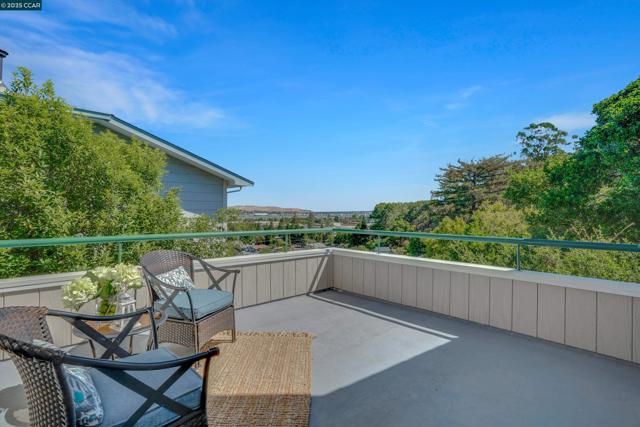 1027 W Arlington Way, Martinez CA: https://media.crmls.org/mediaz/8da4bb0f-efbf-4726-8b2f-7a29fb3f717e.jpg