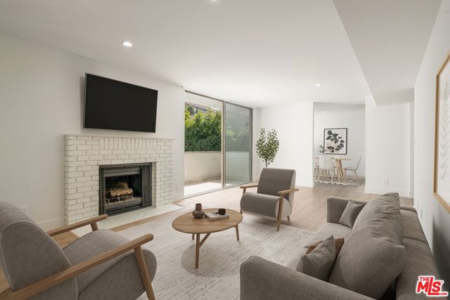 406 N Oakhurst Drive, Beverly Hills CA: https://media.crmls.org/mediaz/8da4c3ce-f5d7-41f3-9b2e-e65bd341574a.jpg