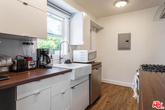 4307 Burns Avenue, Los Angeles CA: https://media.crmls.org/mediaz/8da4eee1-b1be-4151-bb46-01a3e084099f.jpg