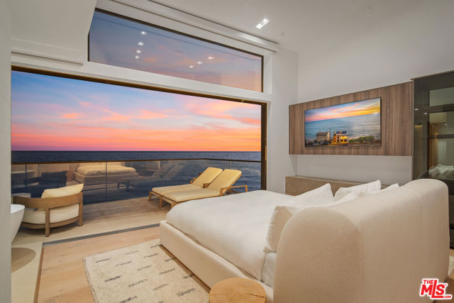 18954 Pacific Coast Highway, Malibu CA: https://media.crmls.org/mediaz/8da50658-e3d0-49e3-b7a9-180207038648.jpg