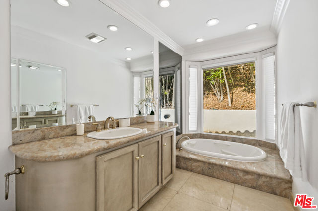 16221 Elisa Place, Encino CA: https://media.crmls.org/mediaz/8da574ae-0b05-4427-9582-26cde812ffe8.jpg