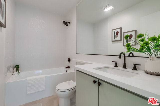 9116 S Wilton Place, Los Angeles CA: https://media.crmls.org/mediaz/8da5ea6f-f2a7-46b8-9da9-465f61bff349.jpg