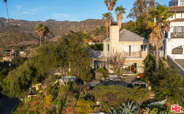 4350 Hillview Drive, Malibu CA: https://media.crmls.org/mediaz/8da61530-4148-4d51-b79a-bf40d7df9f26.jpg