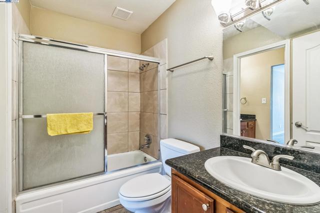 7166 N Fruit Ave, Fresno CA: https://media.crmls.org/mediaz/8da62e7c-2af6-4c77-ae74-21e005f3d284.jpg