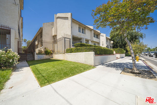 7631 Reseda Boulevard, Reseda CA: https://media.crmls.org/mediaz/8da66413-55b7-476d-8a34-f6b8ddcbd8d0.jpg