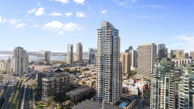 550 Front St, San Diego CA: https://media.crmls.org/mediaz/8da69b6b-ac41-47d4-af65-00e347a4914e.jpg