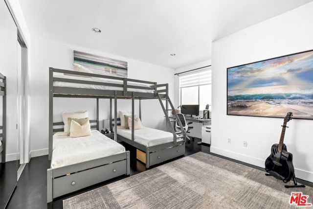 32 Galleon Street, Marina del Rey CA: https://media.crmls.org/mediaz/8da6dc3c-4018-48f2-9029-4c97b7b569d4.jpg