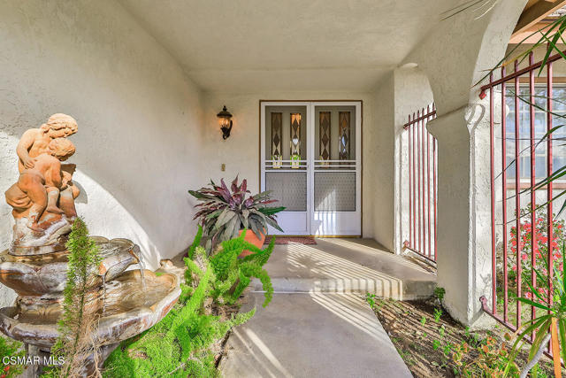 5260 Edgeware Drive, Calabasas CA: https://media.crmls.org/mediaz/8da6e45e-c034-4d2c-aea0-1d85762c9da6.jpg