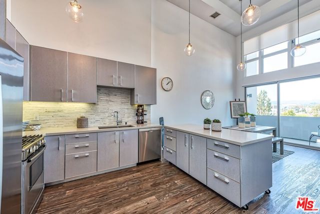 1168 S Barrington Avenue, Los Angeles CA: https://media.crmls.org/mediaz/8da6ebae-d429-4dd3-a370-2572ae7e1d5f.jpg