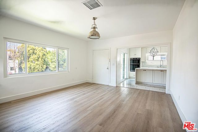 1040 N Crescent Heights Boulevard, Los Angeles CA: https://media.crmls.org/mediaz/8da734fc-3ba4-44f3-8e93-d185a3f0bddf.jpg