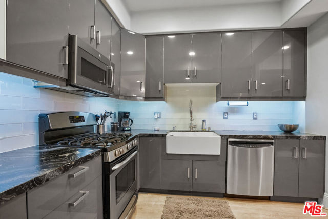 16123 W Sunset Boulevard, Pacific Palisades CA: https://media.crmls.org/mediaz/8da749bc-05b9-403f-830e-d176ea8ffa4a.jpg