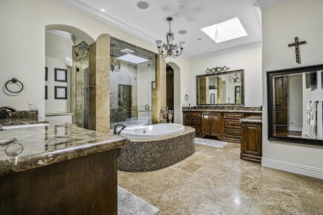 7335 El Fuerte St, Carlsbad CA: https://media.crmls.org/mediaz/8da79139-99cf-415d-bc5c-04c83fb8b801.jpg