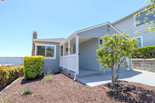 10007 Burr St, Oakland CA: https://media.crmls.org/mediaz/8da7a1b8-db13-42f8-9cde-81236878fa7c.jpg