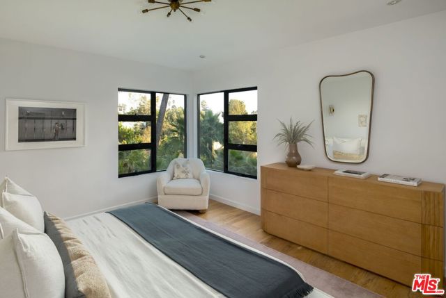 5692 Holly Oak Drive, Los Angeles CA: https://media.crmls.org/mediaz/8da7ee4f-1492-4c4c-a00a-21449711e3cc.jpg