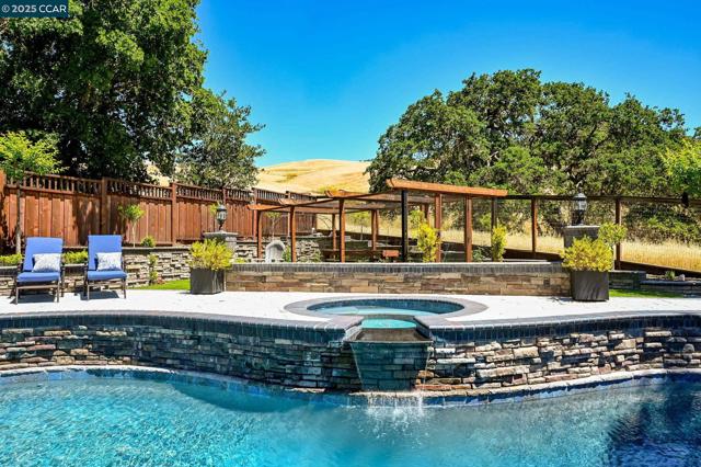 1883 Piedras Cir, Alamo CA: https://media.crmls.org/mediaz/8da86a83-62b3-463e-aa39-da3dd77000bd.jpg